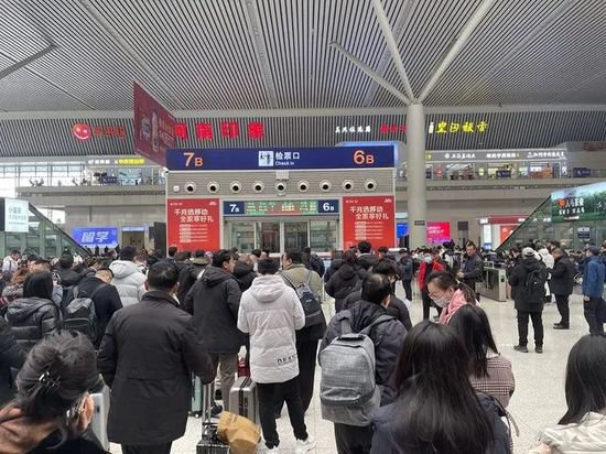 春节假期第4天，郑州铁路迎来客流高峰
