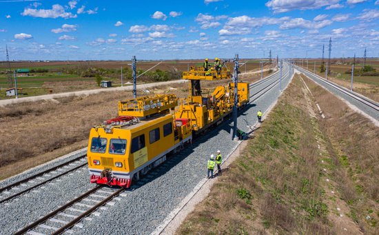 匈塞铁路塞尔维亚境内诺苏段实现铺轨贯通