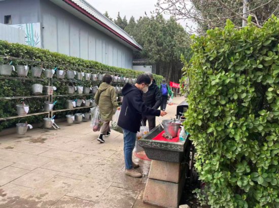 <em>免费</em>鲜花、水桶、代祭服务……北京各墓园推出多项便民措施