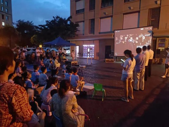 南京江北新区宝塔社区举行露天观影活动
