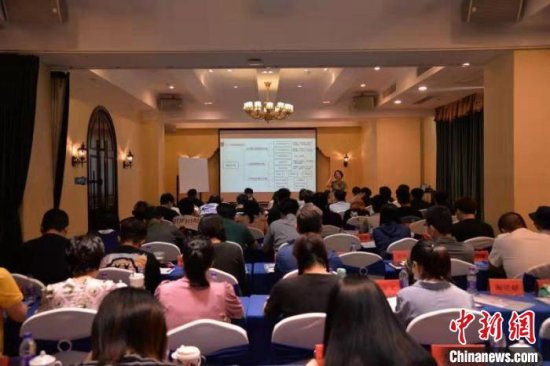百名在甬台湾青年接受电商培训 期冀寻找“创业密码”