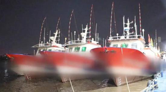 休闲<em>渔业公司</em>租船给鱼贩禁渔期出海非法捕捞，涉案35人被抓