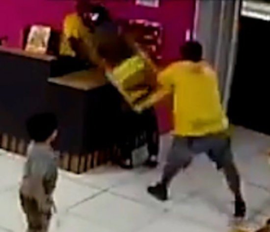 巴西一名劫匪抢劫<em>冰淇淋店</em> 被店员用椅子猛砸后制服