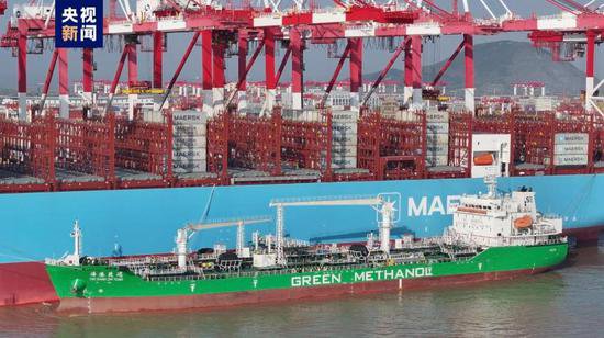 上海港完成大型集装箱船<em>绿色</em>甲醇“船-船”同步加注