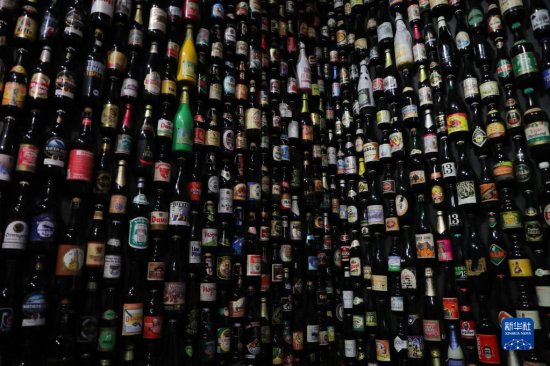 5月13日，游客经过比利时布鲁日的“<em>啤酒体验</em>”博物<em>馆</em>。