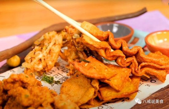 釜山炸鱼板和盐酥鸡，蘸着<em>韩式辣酱</em>吃，街边小吃竟然可以这样...