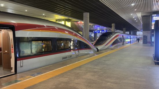 成渝城际铁路：新增两组复兴号智能动车组 助力旅客节日出行