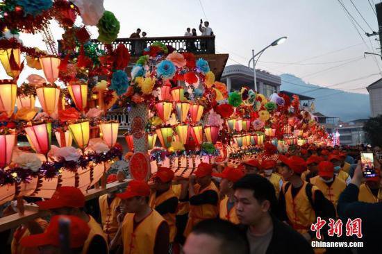 （新春见闻）福建漳平：千人共舞“板凳花灯龙” 场面壮观
