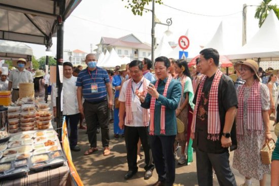 <em>中国</em>驻柬埔寨大使王文天出席柬第八届河水节系列活动