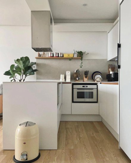 这个厨房好棒，纯白色的设计，U字型的布局，动线合理，储物空间...