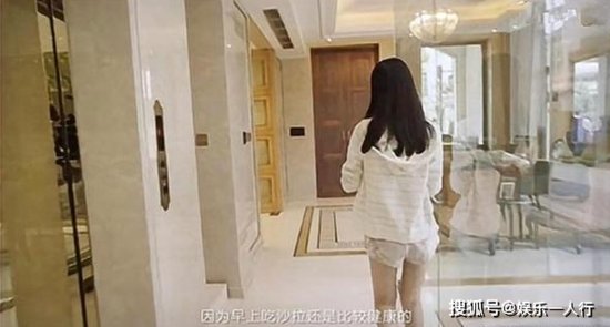 晒晒乔欣上海的豪宅，<em>浴室</em>跟客厅差不多大，名牌包包每天轮着换