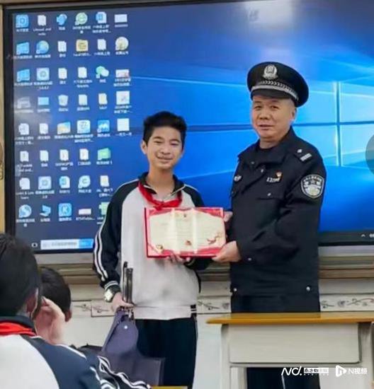 惠州两小学生“拾金不昧”，民警进校表扬