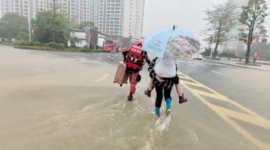强降雨导致房屋被淹、人员被困！<em>江门</em>消防驰援清远救援温暖纪实