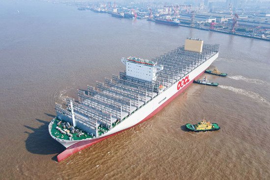 可装载24188个集装箱的超大型集装箱船出海试航