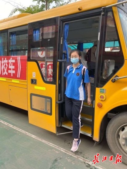 “神兽我们来接手”，武汉这所学校校车拉横幅迎接初三学生返校