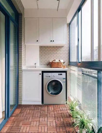 小户型阳台装洗衣机与收纳柜，美观实用，打造整洁有序的生活...