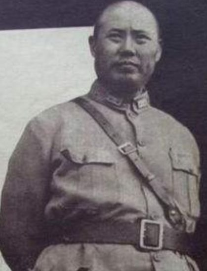 他是国军中的将领，在<em>日本</em>二战失败后，要求废除<em>天皇</em>