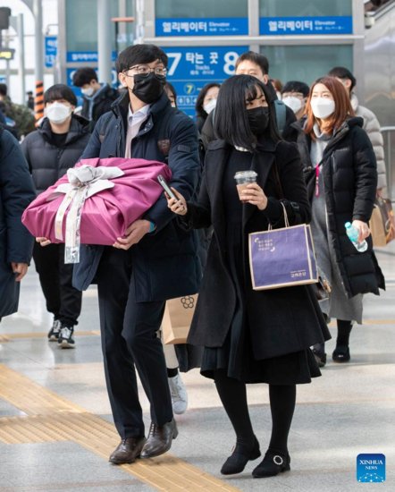 Many South Koreans take homebound trips during New Year...