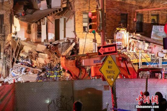 美国纽约一栋近百年房龄居民楼发生部分坍塌