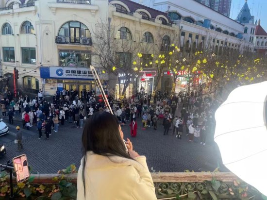 哈尔滨90后女孩杨璐：我愿成为中央大街阳台上的“音乐风景”，...