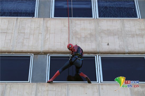 西班牙蜘蛛侠惊现妇产科医院 悬挂窗外迎接新生命