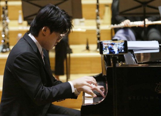 17岁少年<em>黄梓轩</em>，钢琴巡演在北京收官