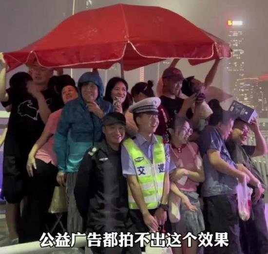 近日，在重庆的一个雨天，一把大红伞成了这个城市街头的聚焦点...
