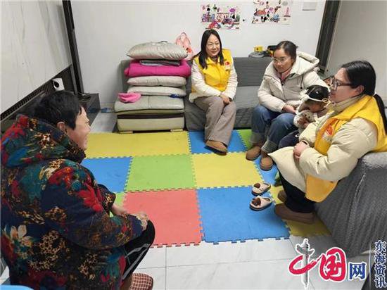 东海县第二幼儿园开展党员进社区“入户伴读”活动