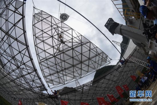 欧东/7月3日，FAST工程的最后一块反射面板正在吊装。新华社记者欧...