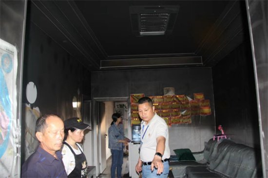 江西安福：居民楼突发火灾 林场职工爬进屋内抢出煤气瓶