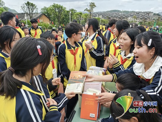 贵州师大研支团举办“跳蚤市场”启动读书月活动