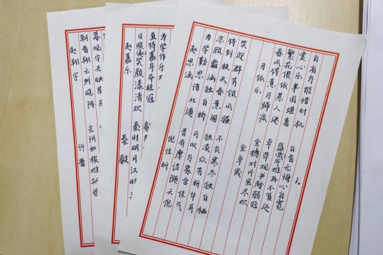 有才又有爱！苏州一英语老师创作46首藏头诗作期末评语