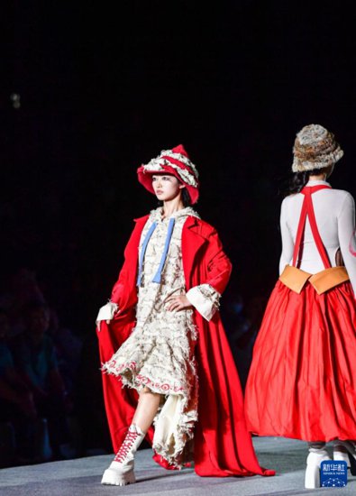 四川大学生以服装设计为媒展现古老羌族文化