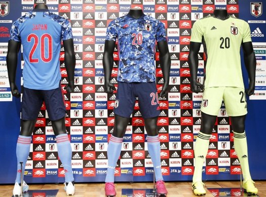 日本国家足球队发布最新款队服 韩媒反应激烈：像军服！