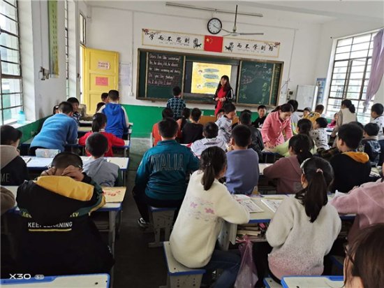 西峡双龙镇组织教师学习 提升教学水平