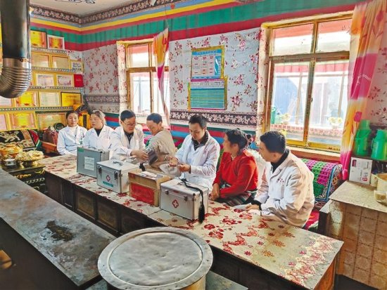 沈阳市第九批援藏医生在安多县牧民群众家中义诊