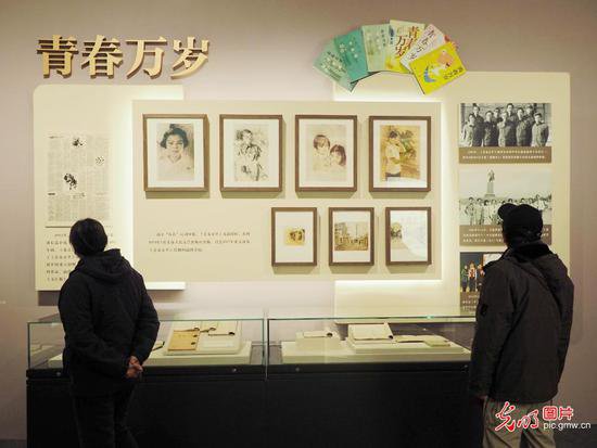 <em>王蒙</em>文学创作70周年展在国博举办