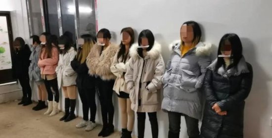 多名男女聚众吸毒，广西警方当场抓获16人