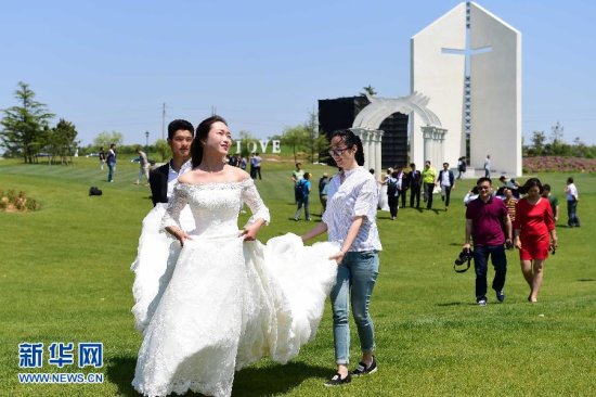 谷里/5月23日，市民在威海市文登区大溪谷婚庆博览园拍摄婚纱照。