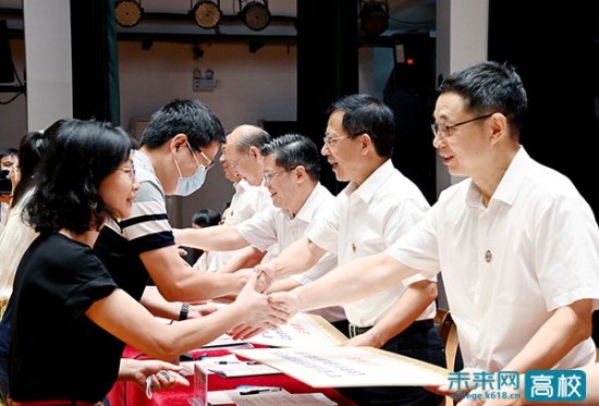 武汉理工大学举行2022年教师节表彰大会