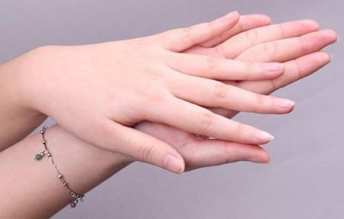 出现 手指甲/养生常识：手指甲边上总脱皮是什么原因导致的