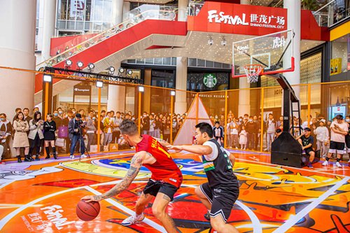 沪上市民街头体验篮球乐趣 “<em>虎扑</em>潮力街区”主题展开展