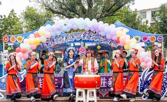 广西“三月三” 春天的青年社交盛会