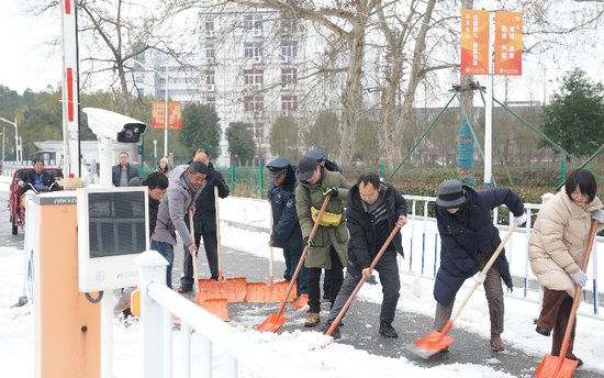 冰雪中的担当！<em>武昌</em>首义学院教工奋战扫雪除冰