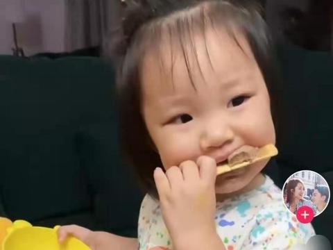 王祖蓝晒女儿分享<em>冰淇淋视频</em>，女儿乖巧可爱，身高却是遗传妈妈