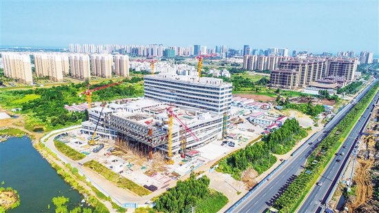 海南省/9月19日，高空鸟瞰完成封顶的海南省儿童医院一期项目。