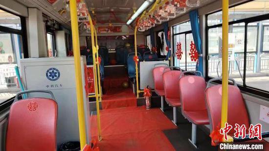 浙江温州“公交婚车”成“新宠” “低碳”迎亲且“炫酷”