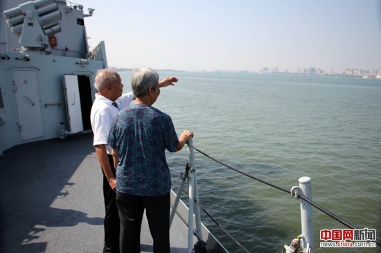 军事/“军事开放周”活动中市民登上舰艇参观，感受海军发展。