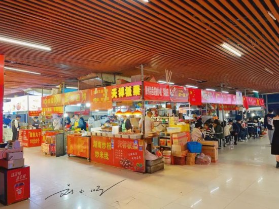 南京仙林<em>湖旁边的</em>奇怪商场，名字听起来很高档，走进去却像菜...