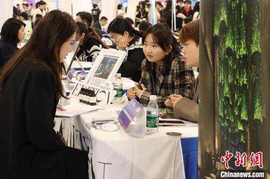 400家企业带来近1.2万个用人需求 上海市民办高校联合招聘会举行